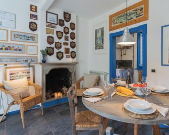 Deriva Apartment On Carenos Beach by Ren - Laglio - Dining room