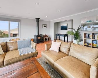 Connect with nature, beaches, stunning views, skate parks, walks & bike trails. - Kilcunda - Living room