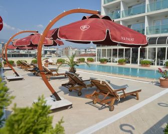 Ege Palas Business Hotel - איזמיר - בריכה