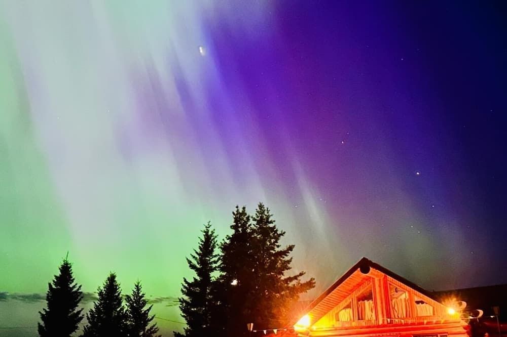 كاريبو لوج جيست هاوس