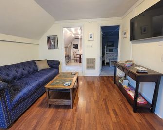 The Nest - one bed apartment - Searsport - Living room