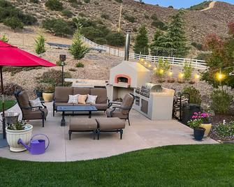 Relaxing getaway with stunning views - private grill, jacuzzi & pool - King City - Patio