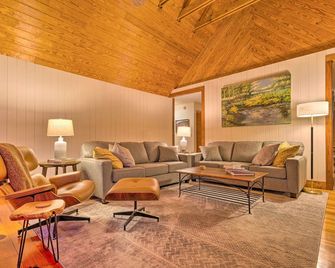 Blue Ridge Mtn Cabin Near Hiking and Biking Trails! - Travelers Rest - Living room