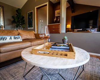 Olympic View Cottage - Seattle - Living room