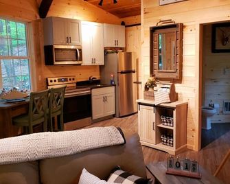 The Chalet is located in the woods of a gated property with a covered porch. - Darlington - Pokój dzienny