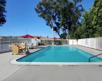 Super 8 by Wyndham Livermore - Livermore - Басейн