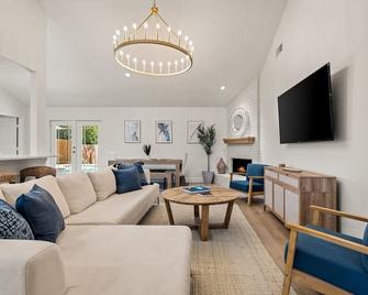 New-The Frisco Greek Villa-Pool-Sleeps 18-Close To Pga/The Star/Toyota Stadium - Frisco - Living room