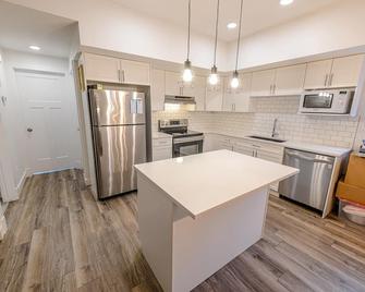 Cozy 2bedroom apartment on a corner lot close to restaurants and shopping center - Grande Prairie - Kitchen