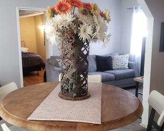 Cozy cabin home located near downtown - Newberry - Comedor