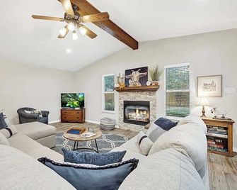 The Billie Goat Haus - Hot Tub -Steps to Main St! - Fredericksburg - Olohuone