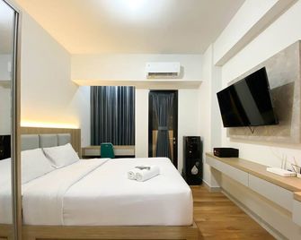 Comfort And Cozy Stay 1Br At The Alton Apartment - Semarang - Bedroom