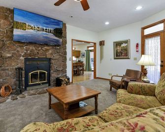 Lakeside Ranch Cabin With Optional Hot Tub - Golden - Living room
