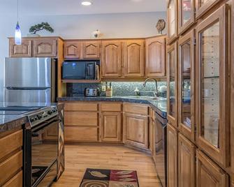 Deluxe Townhouse on the Knoll Ideal for 2 Families with Private Hot Tub! - Lumby - Kitchen