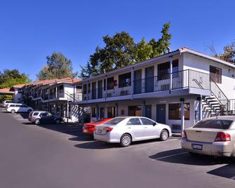 Americas Best Value Inn & Suites Clearlake Wine Country - Clearlake - Building