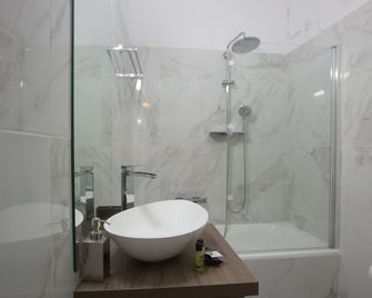 Cavallari Palace Hotel Suites - Acharnes - Baño