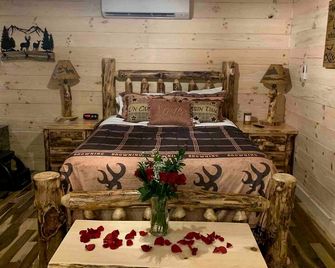 Fantastic Secluded Cabin with Fire Pit and Hot-tub in Campbellsville, Kentucky - Campbellsville - Bedroom