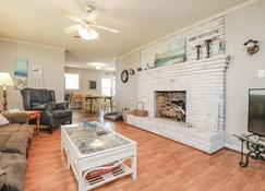 Spacious Home with Waterfront View-Welcome Pets - Sneads Ferry - Wohnzimmer