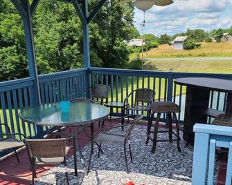 A: Near Summersville Lake and New River Gorge National Park - Mount Nebo - Balcony