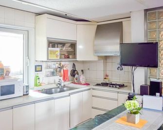 Mamas and Papas Guesthouse and Apartments in Seoul - Seoul - Kitchen