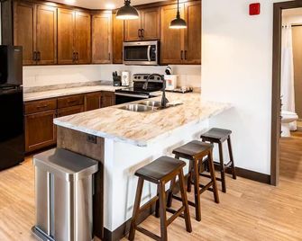 Brillion 2‑Bedroom Suite w/ Full Kitchen Near Ariens – Unit #2 - Brillion - Cocina