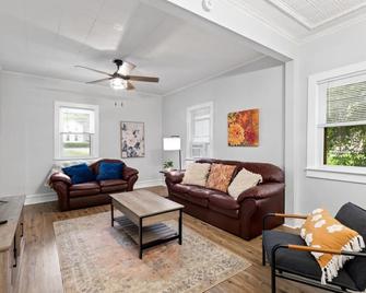 Village Of Fairport - 2 Bdrm W/Onsite Parking - Fairport - Living room