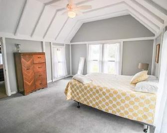Historic Lake Front Home - Auburn - Bedroom