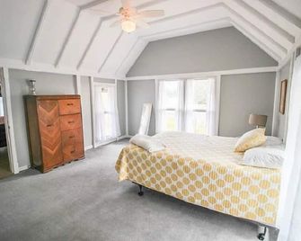 Historic Lake Front Home - اوبورن (نيويورك) - غرفة نوم