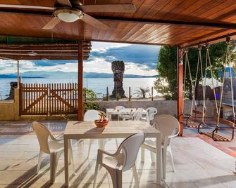 Karnagio Seafront in Agria - Kato Lechonia - Comedor