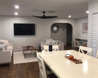 Relaxing but Adventurous River Front House - Alva - Dining room