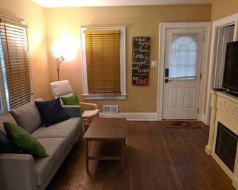 Ohio Ave 3 bed house Historic Downtown Loveland - Loveland - Living room