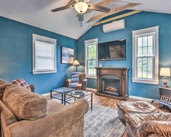 Peaceful Virginia Cabin - Fish, Tube, Boat, Etc! - Edinburg - Living room