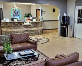 Quality Inn and Suites Salina National Forest Area - Salina - Front desk