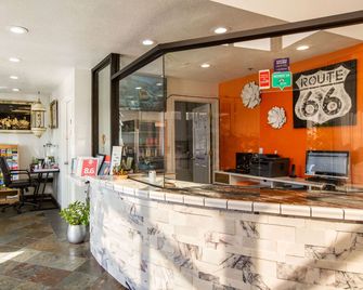 Sandia Peak Inn Old Town ABQ, a Howard Johnson by Wyndham - Albuquerque - Reception