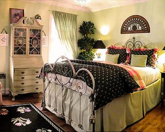 10 Fitch Luxurious Romantic Inn - Auburn - Bedroom