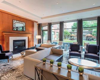 Courtyard by Marriott Boston Brookline - Brookline - Living room