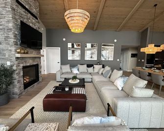 Majestic Oceanfront Chalet - Hot tub and Sauna- Private - Hunt's Point - Lounge