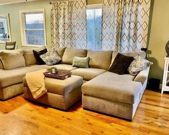 Harmony House - cozy, private mountain home, with firepit and pool table, located 10 minutes from Tryon Equestrian Center, Lake Lure, Local Wineries, and wedding venues - Mill Spring - Sala de estar