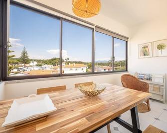 GuestReady - Apple beach hideaway with sea views - Colares - Dining room
