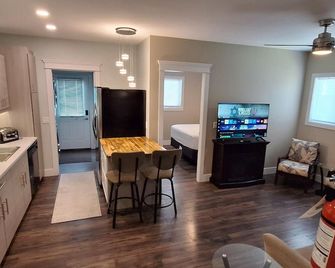 Lovely welcoming Guest Apartment in Kelowna, BC. Beach 10 Min. Big White 35 Min - Kelowna - Dining room