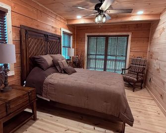 Turkey Creek Cabin #1 at Tims Ford Lake Tullahoma. - Tullahoma - Bedroom