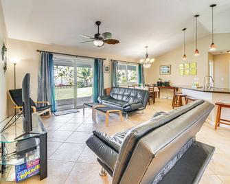Hilo Oasis - 32 Mi to Volcanoes National Park! - Hilo - Living room