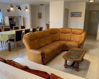 Gîte (7 Pers.) 500m Beaches and 6km from Carnac - Erdeven - Вітальня