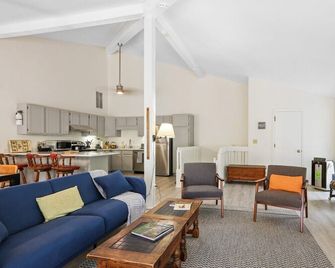 Abbey Springs Escape Condo |Pet Friendly |Wrap-Around Deck |Secluded |Golf Cart Included | Pool - Fontana-On-Geneva Lake - Living room