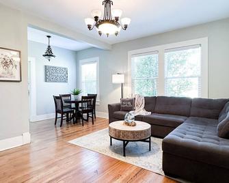 Centrally Located Downtown, Full Kitchen, Patio - Laurel - Вітальня