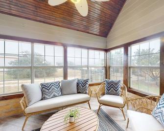 Blue Farm House - Burnet - Living room