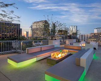 Roomy Studio at Austin Resort! Complete with Rooftop Pool, Fire Pit, and More! - Austin - Balcony