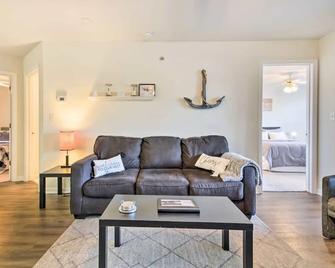 Waterfront Condo with Boat Slip! - Lake Ozark - Living room