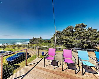 Ocean-view home - private hot tub, outdoor shower, dog-friendly - walk to beach - Newport - Balcony