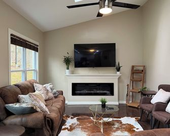 Cozy Woodside Home Near DC & National Harbor - Upper Marlboro - Salon