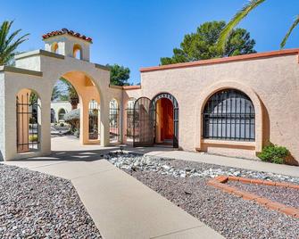 Charming Green Valley Townhome with Community Pool! - Green Valley - Building